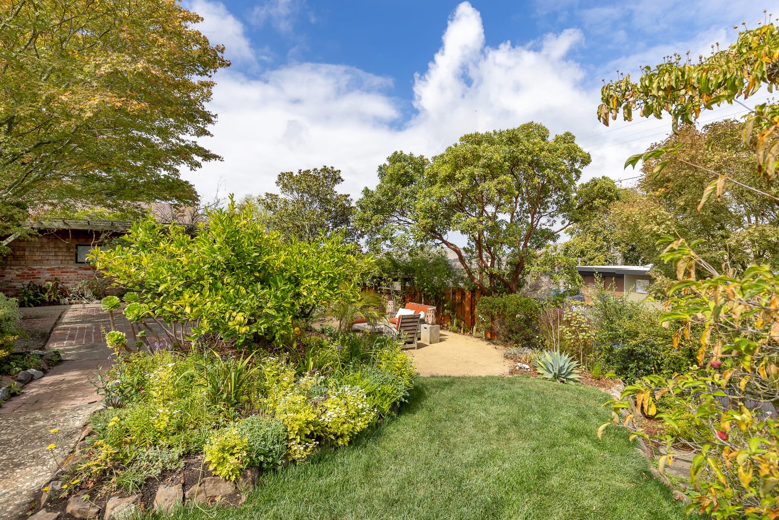 22 Kensington Court — front garden