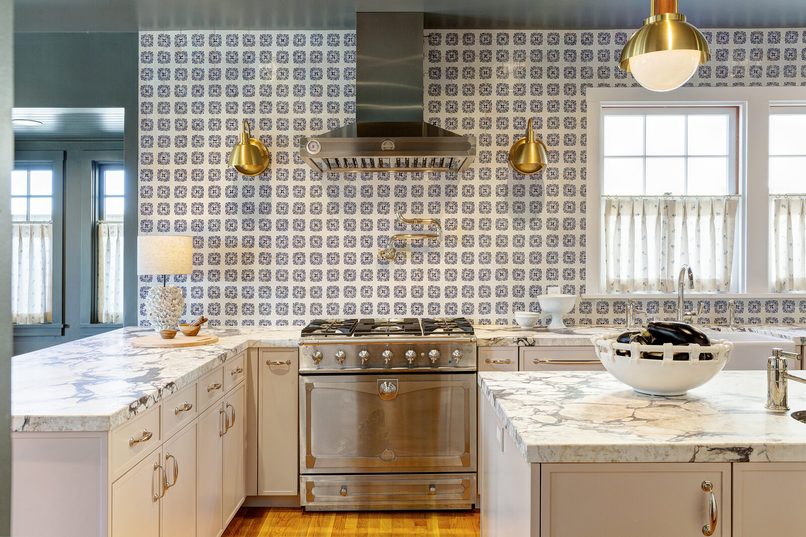 224 Mountain Avenue — kitchen stove detail